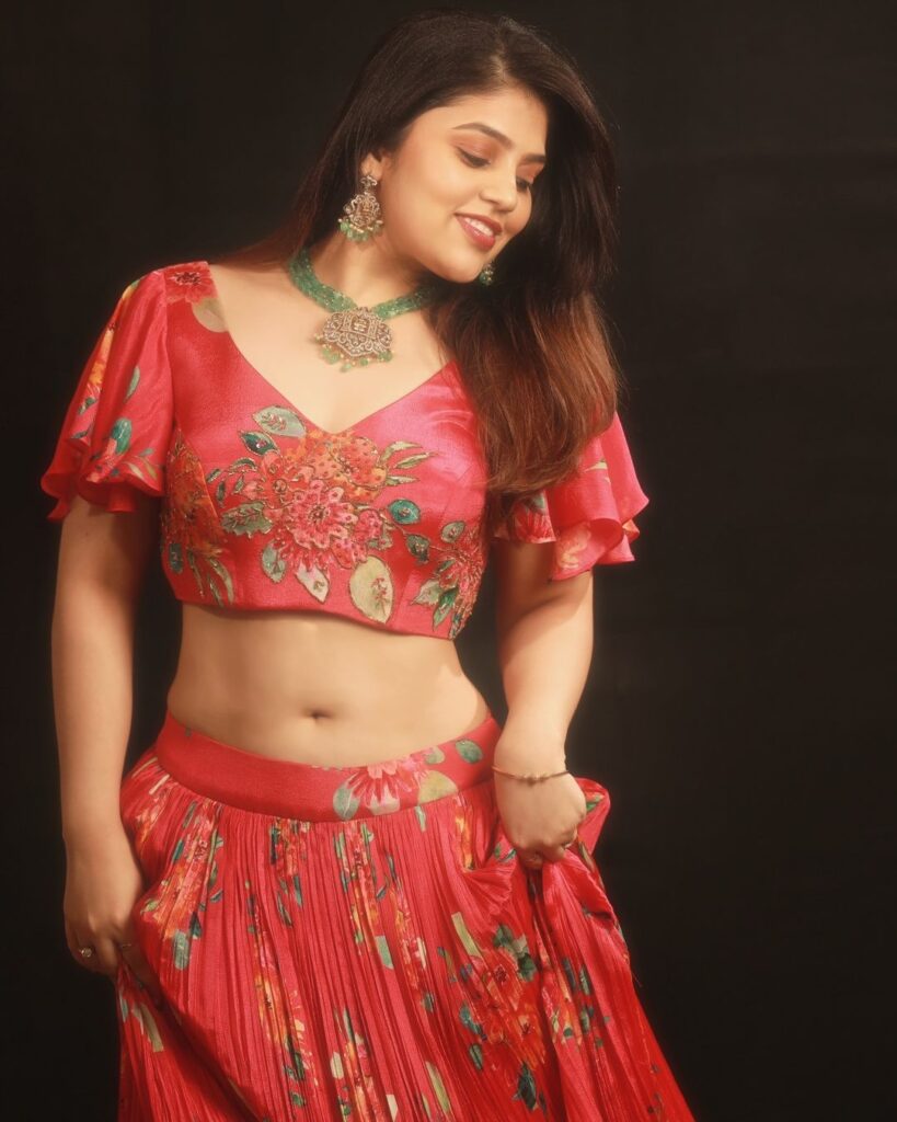 Actress Bandhavi Sridhar Latest Hot and Tempting Navel HD Images