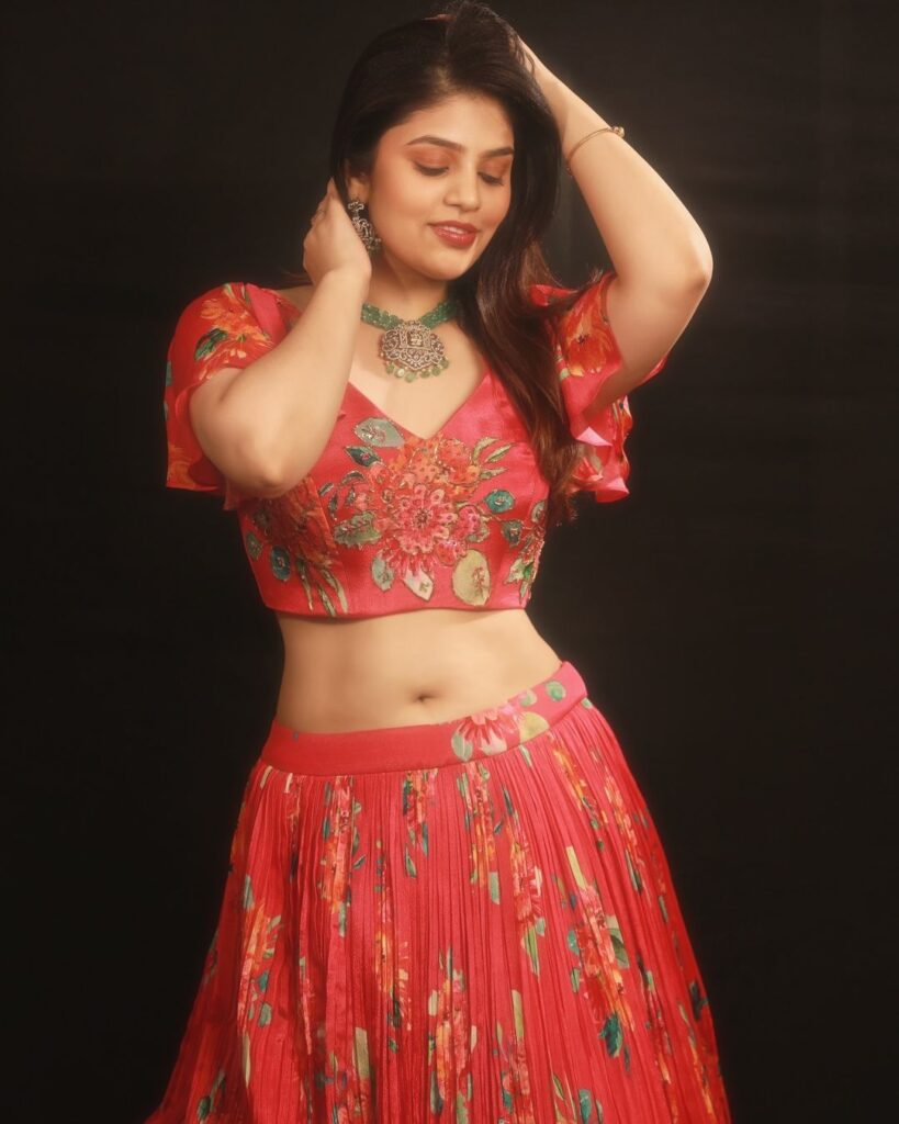 Actress Bandhavi Sridhar Latest Sexy Navel HD Images