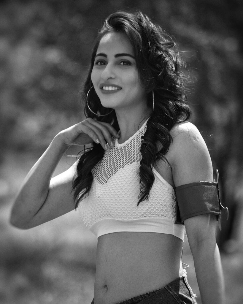 Actress Niyati Fatnani spicy navel hd images