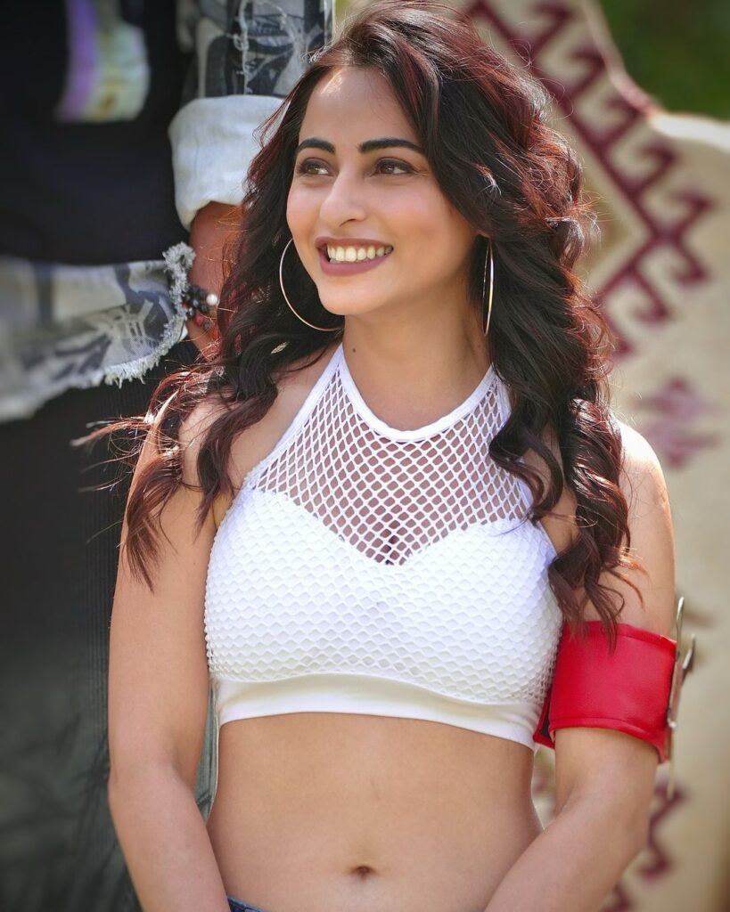 Niyati Fatnani hot navel hd images