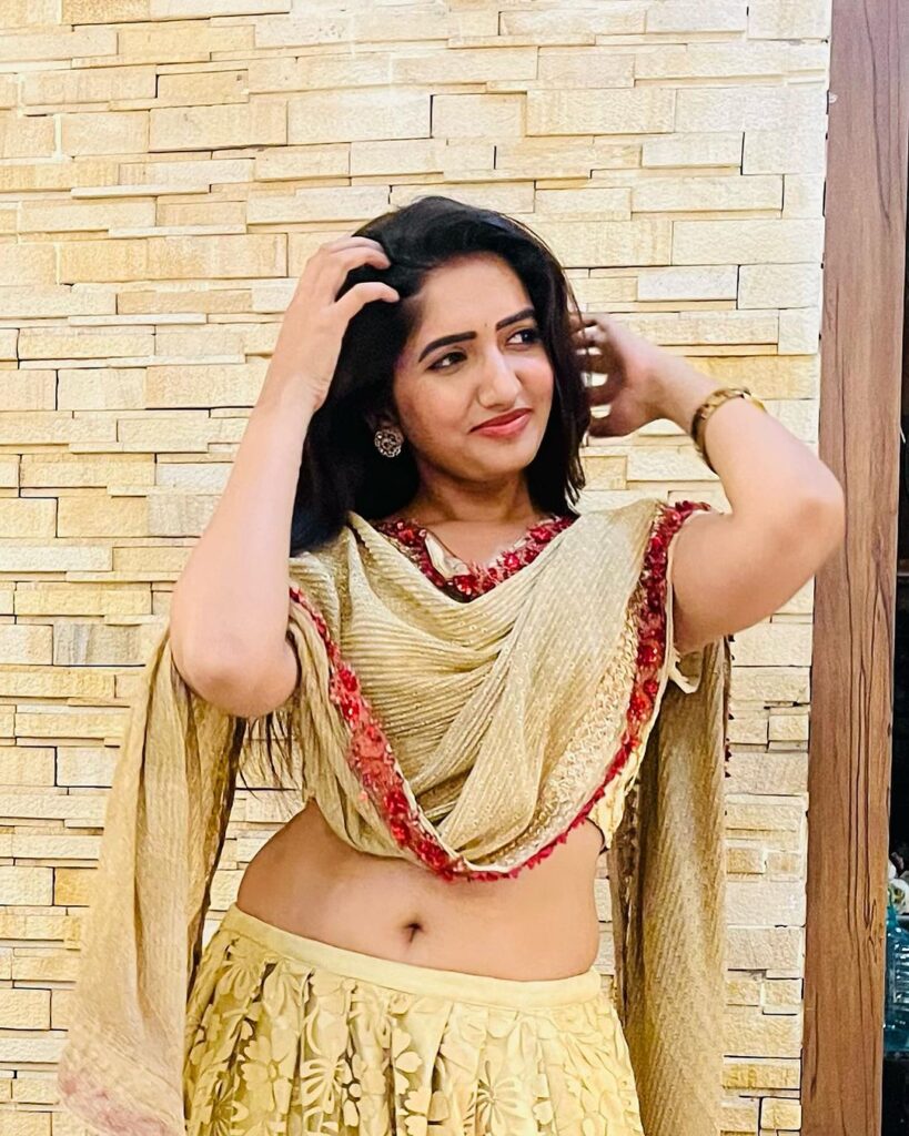 Teen Girl SriyaahCha Latest Tempting Navel HD Images