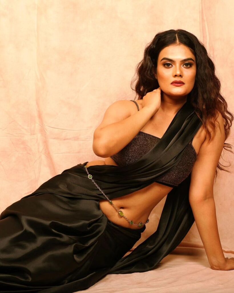 Teen girl aishwarya pathak hot navel hd images in black saree