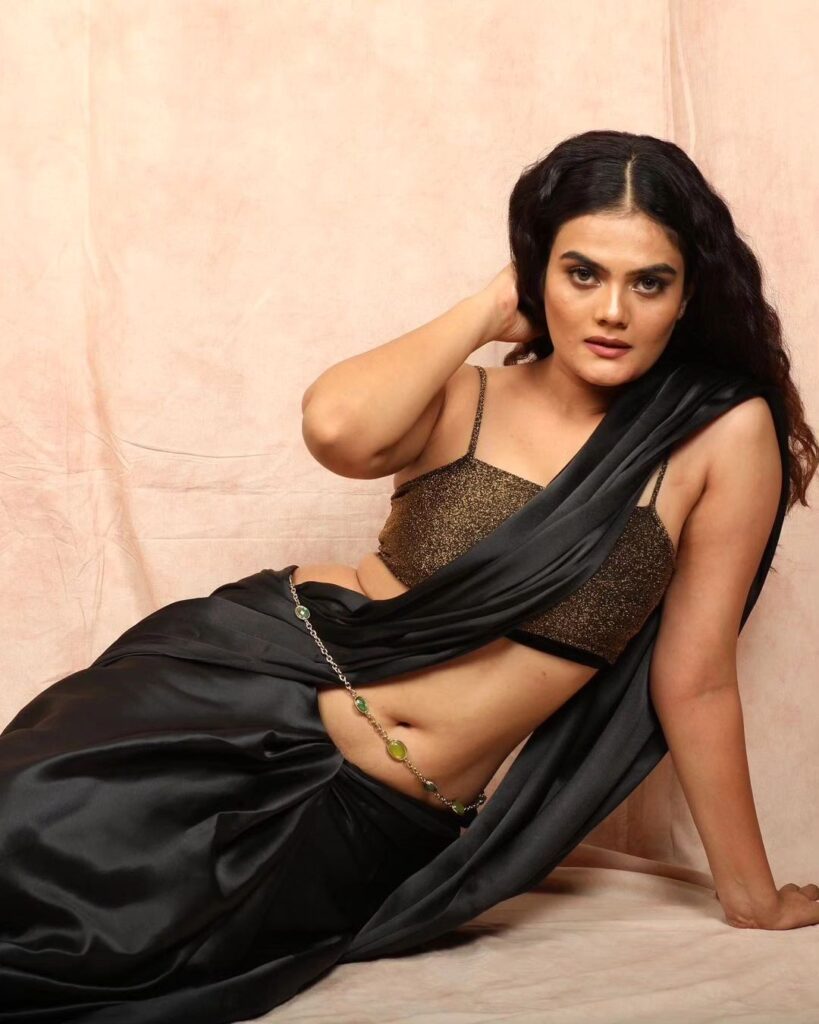 Teen girl aishwarya pathak hot navel images in black