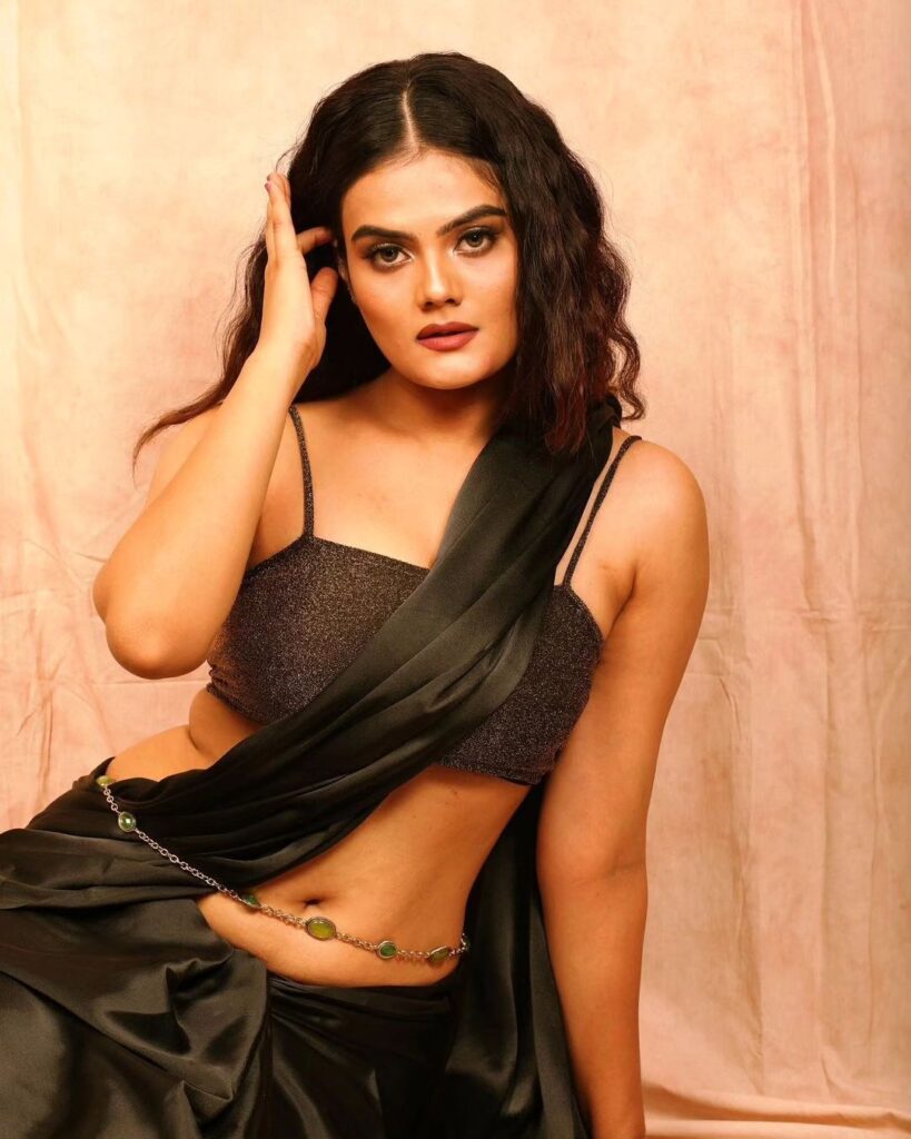 Teen girl aishwarya pathak hot navel images in black saree