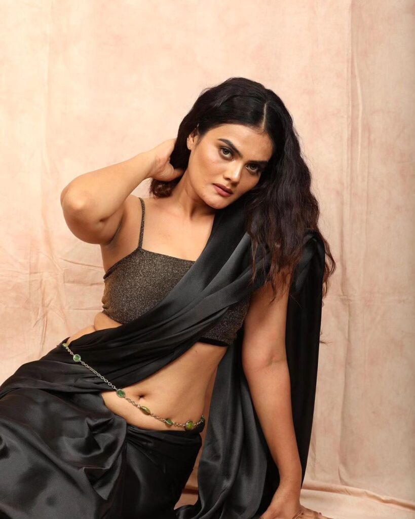 aishwarya pathak hot navel hd images in black saree