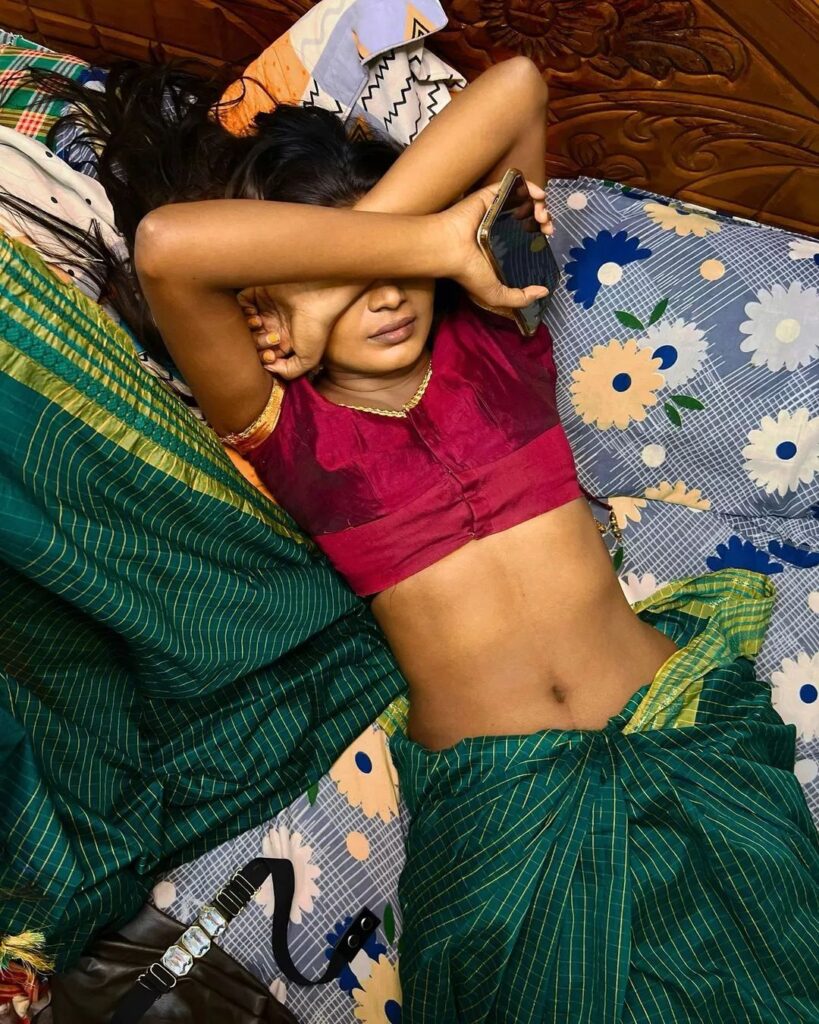 indian teen girls sexy deep navel tempting images in saree