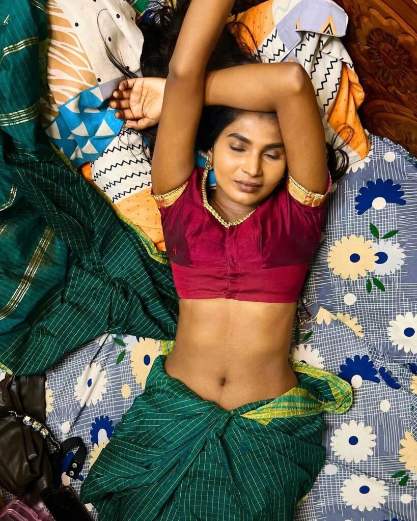 indian teen girls sexy deep navel tempting pose images in saree