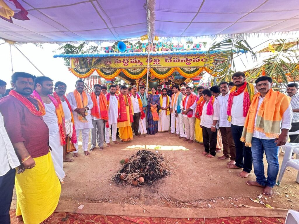 mla sabitha indra reddy nd thanda temple 1