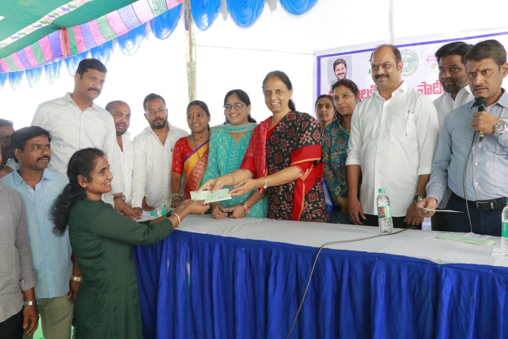 mla sabitha indra reddy distributes kalyana laxmi cheques 3