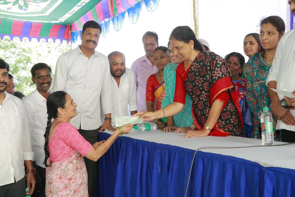 mla sabitha indra reddy distributes kalyana laxmi cheques 4