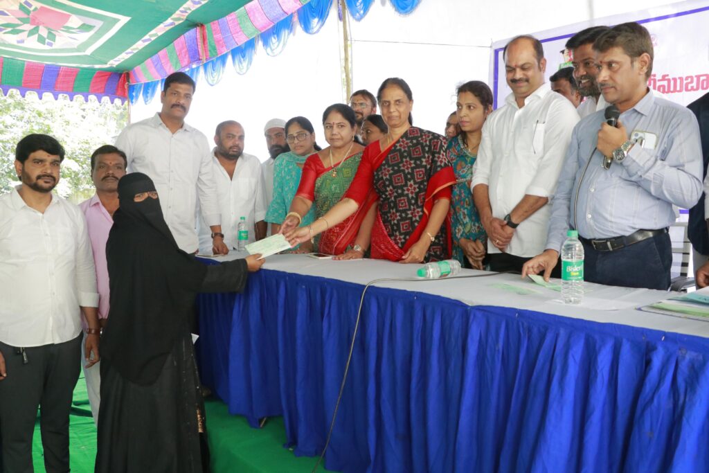 mla sabitha indra reddy distributes kalyana laxmi cheques 5