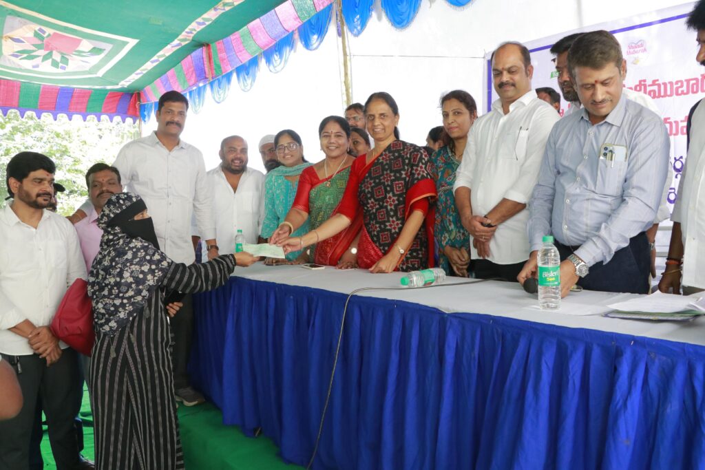 mla sabitha indra reddy distributes kalyana laxmi cheques 6