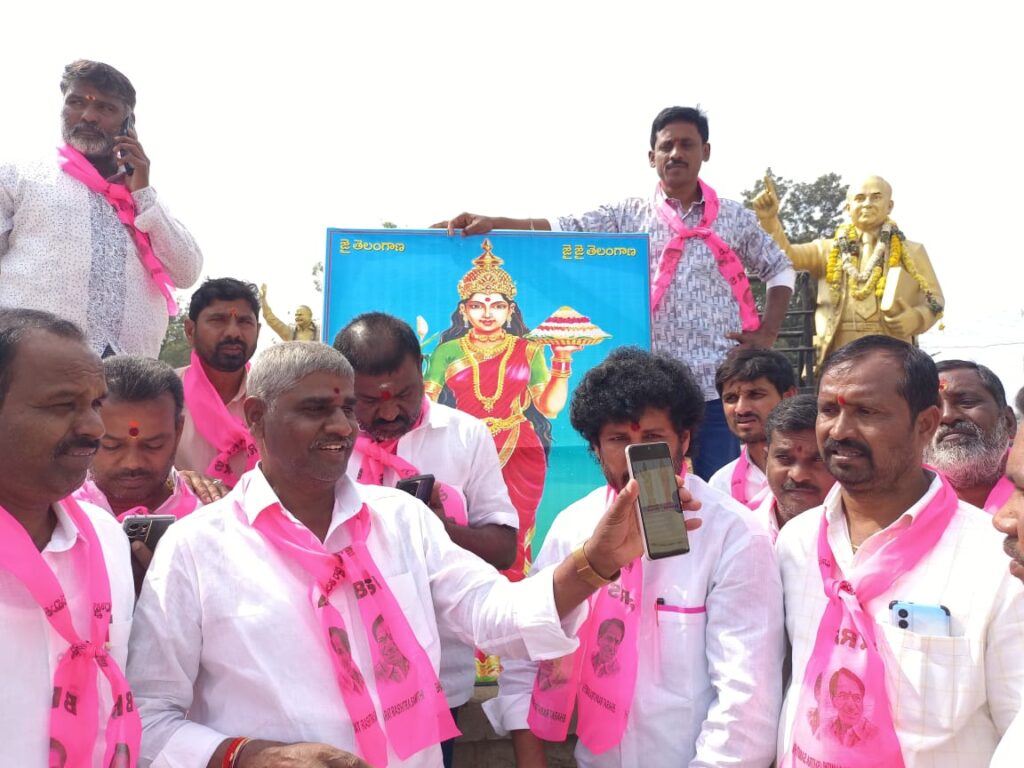 maheswaram brs leaders performed milk shower to telangana thalli 2