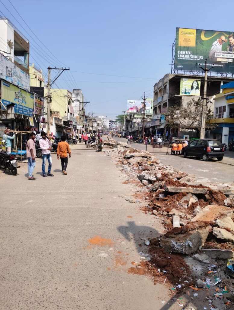 Minister Komatireddy venkat reddy early hour operation in prakasham bazar nalgonda 5
