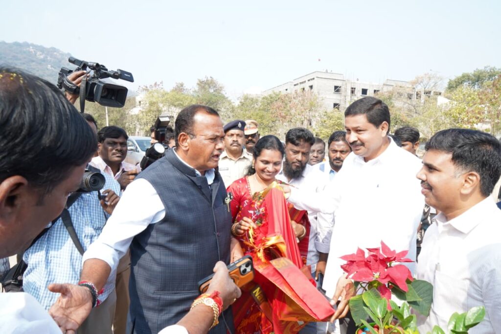 Nalgonda Corporation: మేయర్ బుర్రి చైతన్య తొలి శిలాఫలకం ఇక్కడే.. 1 komatireddy venkat reddy burri chaithanya 1