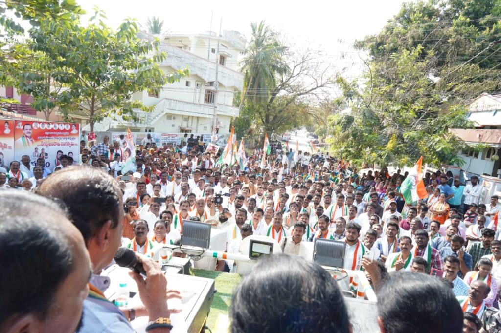komatireddy venkat reddy participates in election campaign