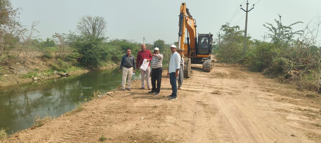 నల్గొండ మండలం గుండ్లపల్లి వద్ద ఎఎమ్మార్పీ  ప్రధాన కాలువ పనుల జంగిల్ క్లియరెన్స్