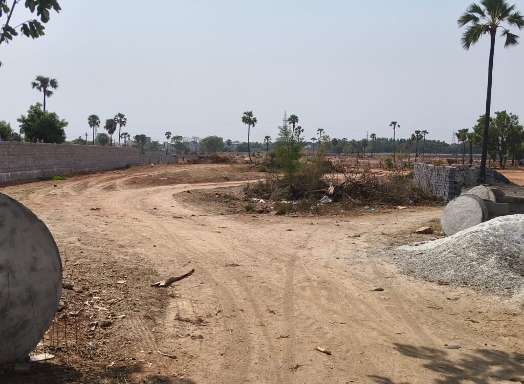 నల్లగొండ-దేవరకొండ ప్రధాన రహాదారిని ఆనుకుని ఉన్న ప్రభుత్వ భూమి