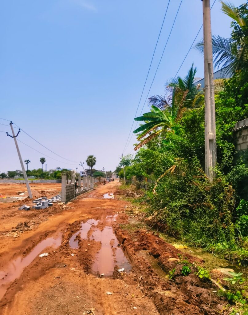 30 ఫీట్ల రోడ్డును 20 ఫీట్లకు కుదించి, అక్రమంగా నిర్మిస్తున్న ప్రహారిగోడ