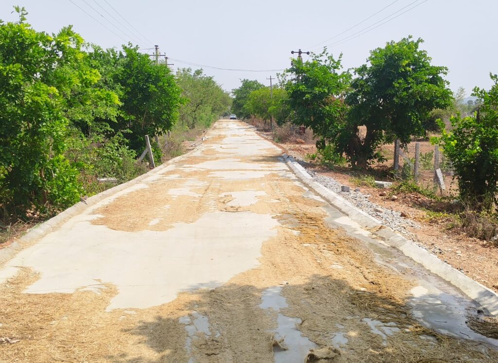 రాక్ హిల్స్ కాలనీలో జనావాసాలు లేని ప్రాంతాల్లో నిర్మించిన సీసీ రోడ్లు